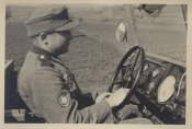 Halbkettenfahrzeug am Lenkrad.JPG