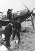Bundesarchiv_Bild_146-1997-026-32A,_Flugzeug_Me_109,_Wartung_und_Bewaffnung.jpg