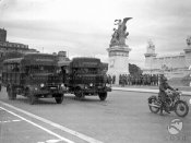 Due autocarri appartenenti al Corpo Automobilistico davanti al Vittoriano 05-1936.JPG