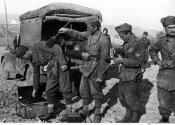 Gruppo di soldati presso un autoveicolo in Ucraina nell'agosto 1941.jpg