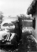 Autovettura presso una casa agricola sotto la neve in Russia nell'autunno 1941.jpg