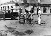 Rifornimento di acqua in un campo di aviazione nell'estate 1942.jpg