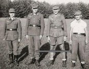 Вояки стоят в четвером крупнее2.jpg