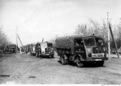 Autocolonna in marcia verso il fronte in Russia nella primavera 1942.jpg