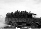 Prigionieri inglesi giungono a Tripoli nell'autunno-inverno 1941.jpg