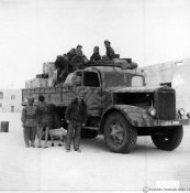 Camion e militari ad Hon nella primavera 1942.jpg
