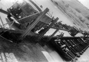 Autocolonna militare in transito su un ponte di barche sul fiume Donez in Ucraina.jpg