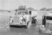 Autobotte della colonna Starace guada un corso d'acqua (probabilmente il fiume Setit) 04-1936.JPG