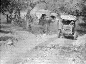 Due autocarri Fiat 15 Ter e un carretto attraversano un corso d'acqua Etiopia 10-1935.JPG