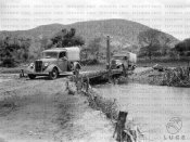 Automezzi passano un ponte Etiopia 05-1936_1.JPG
