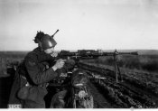 Bersagliere motociclista con fucile in azione in Ucraina nell'inverno 1942.jpg