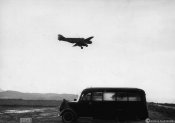 Aereo in volo su un campo di aviazione nell'autunno-inverno 1940.jpg