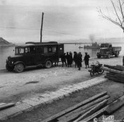 Autoambulanza sulla riva del lago di Scutari nella primavara 1941.jpg
