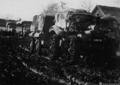 Autocolonna militare in marcia su strada fangosa in Ucraina nell'autunno 1941.jpg