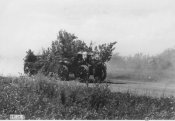 Autocolonna mimetizzata da fronde in marcia verso il Donez in Ucraina nell'estate 1942.jpg
