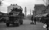 Un camion carico di bersaglieri attraversa un incrocio nel centro di Tirana Albania 11.1940.JPG
