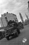 Una colonna di camion dei bersaglieri attraversa il centro di Tirana Albania 11.1940.JPG