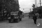 Una colonna motorizzata di bersaglieri attraversa una città albanese Albania 11.1940.JPG