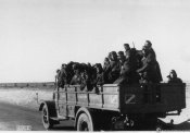 Autocarro per trasporto di truppe in Libia nell'inverno 1940.jpg