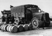 Rifornimento di carburante agli autocarri per trasporto di truppe sulla litoranea libica.jpg
