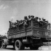 Camion di prigionieri inglesi avviati ai campi di concentramento nella primavera 1942.jpg