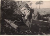 Soldat mit Feldtelefon.JPG