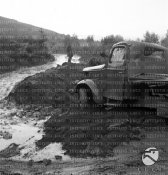 Un camion italiano impantanato nel fango sulla curva di una strada di campagna Grecia 11-1940.jpg