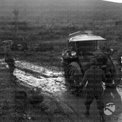 Soldati impiegano un trattore per liberare la strada dal fango Grecia 11.1940.JPG