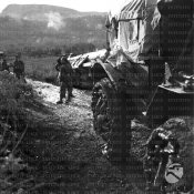 Soldati impegnati a liberare un grosso automezzo impantanato Grecia 11.1940.JPG