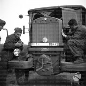 Meccanici del genio lavorano alla manutenzione del motore di un camion Grecia 11-1940.jpg