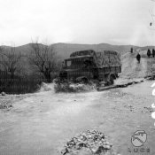 Forze dell'esercito italiano riprese durante spostamenti in un impervio territorio di confine.jpg