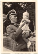 SS-Hauptsturmführer Hans-Jörg Hartmann with his daughter1.jpg