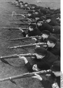 Bundesarchiv_Bild_146-1978-013-27,_Hitlerjugend,_vormilitärische_Ausbildung.jpg