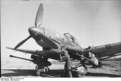 (Bundesarchiv_Bild_101I-655-5976-04,_Russland,_Sturzkampfbomber_Junkers_Ju_87_G[1]).jpg