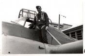 Flugzeug Pilot vor dem Start.jpg