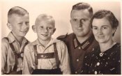 Soldat mit Familie.JPG
