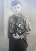 Junge Pimpf in Uniform.JPG