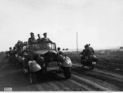 1_Benito Mussolini e Adolf Hitler in testa ad un'autocolonna militare Ucraina nell'agosto 1941.jpg