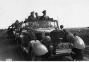 2_Benito Mussolini e Adolf Hitler in testa ad un'autocolonna militare Ucraina nell'agosto 1941.jpg