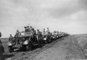 3_Benito Mussolini e Adolf Hitler in testa ad un'autocolonna militare Ucraina nell'agosto 1941.jpg