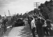 5_Benito Mussolini e Adolf Hitler in testa ad un'autocolonna militare Ucraina nell'agosto 1941.jpg
