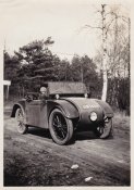 Alte Frau in PKW-Limosine um 1930.JPG