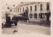 Frankreich Abtransport eines deutschen Flugzeugs.JPG