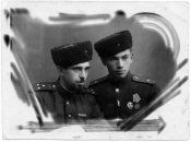 В то время модно было носить шапки-кубанки, вот и танкисты не устояли..jpeg