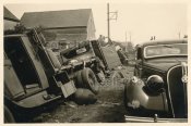 Sully Loire franzosische LKW Schlepper PKW Wracks Westfront Frankreich.jpg