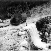 3_Automezzo dell'esercito italiano in un percorso impervio.jpg