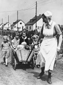 NSV-Schwester_mit_Kindern_bei_Ausflug.jpg