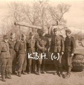 Экипаж рядом с немецким Т-34- 1.JPG