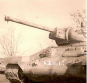 Экипаж рядом с немецким Т-34- 2-1.JPG