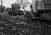 4_Automezzo agricolo russo traina un camion italiano impantanato nell'autunno 1941.jpg